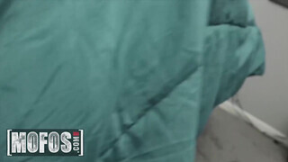 Mofos - Ashly Anderson méretes dákót kap a muffjába